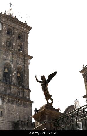 Statue d'ange et cathédrale de Puebla, Mexique Banque D'Images