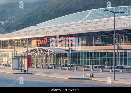 Station Esto-Sadok, Russie. - 17 octobre 2020 : extérieur de la gare au coucher du soleil. Banque D'Images