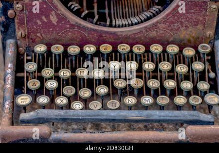 Belle vieille machine à écrire vintage avec un clavier poussiéreux et un peu de rouille, à vendre dans un magasin d'antiquités Banque D'Images