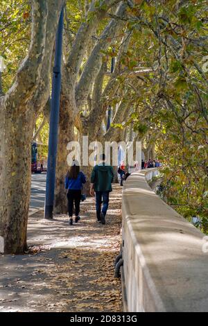 Personnes marchant sur la promenade au bord de la rivière Tiber, saison d'automne, Rome, Italie. Banque D'Images
