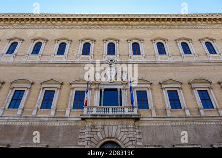 Palais Farnese (Palazzo Farnese) façade du palais Renaissance, ambassade française, Piazza Farnese, Regula Rione, Rome, Italie. Banque D'Images