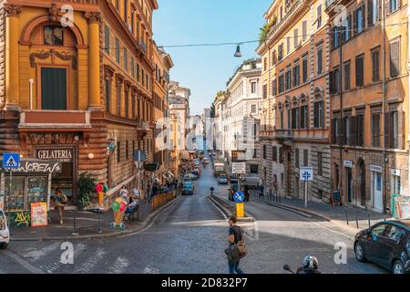 Rome, Italie - 2020: Centre historique de Rome, Italie avec des bâtiments anciens, touristes dans les rues et la circulation automobile. Voyages en italien. Banque D'Images