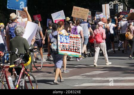 17 octobre 2020. La marche des femmes de San Francisco avant l'élection présidentielle américaine. Des manifestants tiennent des panneaux. Banque D'Images