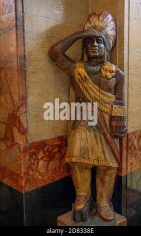 Chef indien en bois à l'intérieur du bâtiment art déco Guardian à Detroit, Michigan Banque D'Images