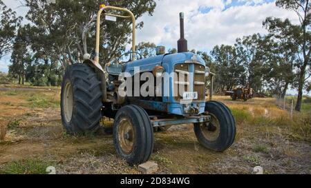 Corowa, Nouvelle-Galles du Sud / Australie - septembre 26 2020 : Fordson Super tracteur majeur stationné dans un enclos près de Corowa Banque D'Images