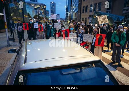 Varsovie, Pologne - 26 octobre 2020 : des milliers de personnes ont bloqué les rues de la ville pendant le 5ème jour de protestation contre un jugement qui pourrait conduire à nea Banque D'Images