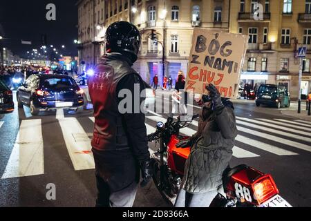 Varsovie, Pologne - 26 octobre 2020 : un couple prend part à des blocus massifs de rues à Varsovie au cours de la 5e journée de protestation contre un pouvoir qui pourrait lea Banque D'Images