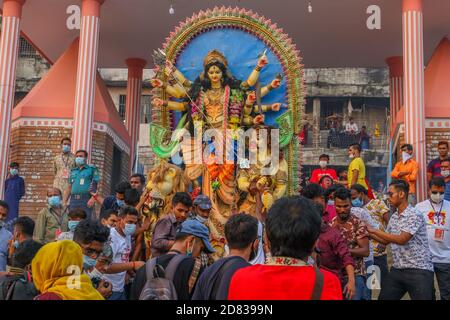 Dhaka, Bangladesh. 26 octobre 2020. Les dévotés hindous portent une idole de la déesse Durga pendant la dernière journée du festival Durga Puja (photo de Nahid Hasan/Pacific Press) crédit: Pacific Press Media production Corp./Alay Live News Banque D'Images