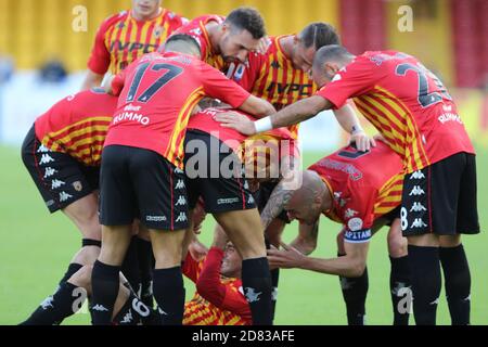 Benevento, Italie. 25 octobre 2020. Action au cours du match de football entre BENEVENTO CALCIO et SSC NAPOLI au Stadio Comunale CIRO VIGORITO à Benevento.final résultat BENEVENTO CALCIO vs.SSC NAPOLI 1-2.in Picture team de BENEVENTO CALCIO Celebrate score (photo de Salvatore Esposito/Pacific Press) Credit: Pacific Press Media production Corp./Alay Live News Banque D'Images