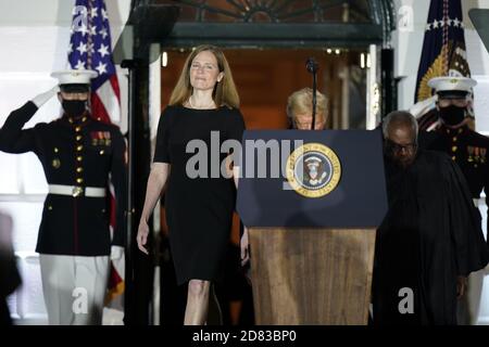 Washington, États-Unis. 26 octobre 2020. La juge Amy Coney Barrett arrive à prendre le serment constitutionnel pour devenir le prochain juge de la Cour suprême lors d'une cérémonie à la Maison Blanche à Washington, DC, le lundi 26 octobre 2020. Barret prêter le serment officiel demain à la Cour suprême. Photo de Chris Kleponis/UPI crédit: UPI/Alay Live News Banque D'Images