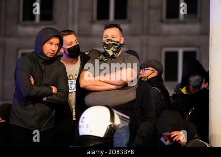 Les nationalistes de droite sont rassemblés à l'entrée de l'église des trois croix à Varsovie, en Pologne, le 26 octobre 2020. Lundi pour la cinquième d Banque D'Images