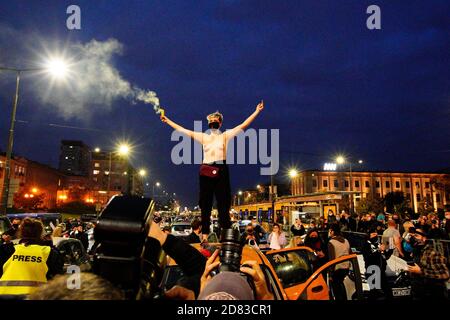 Varsovie, Pologne. 26 octobre 2020. Des manifestants sont vus sur les toits de voitures tout en bloquant la circulation à Varsovie, en Pologne, le 26 octobre 2020. Lundi, pour la cinquième journée consécutive, des manifestants pro-choix sont descendus dans la rue pour manifester contre la décision récente du Tribunal constitutionnel, qui a abouti à une interdiction quasi totale des avortements. Des milliers de manifestants à travers le pays ont répondu à des appels spontanés pour bloquer la circulation. Banque D'Images