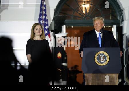 Le président des États-Unis Donald J. Trump fait des remarques avant le juge associé de la Cour suprême Clarence Thomas administre le serment d'office de la juge Amy Coney Barrett pour être juge associé de la Cour suprême sur la pelouse sud de la Maison Blanche à Washington, DC lundi, 26 octobre 2020. A gauche est la juge Amy Coney Barrett crédit: Chris Kleponis/Pool via CNP/MediaPunch Banque D'Images