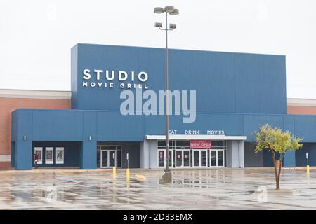 Dallas, États-Unis. 26 octobre 2020. Un Studio Movie Grill est vu à Dallas, Texas, États-Unis, le 26 octobre 2020. Studio Movie Grill, chaîne américaine de cinéma sur place, a déposé un dossier de protection contre la faillite du chapitre 11 vendredi dernier après que l'épidémie de COVID-19 ait tenu le public à l'écart. Crédit : Dan Tian/Xinhua/Alay Live News Banque D'Images