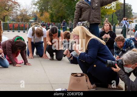 Washington, DC, Etats-Unis, 26 octobre 2020. En photo : un groupe de chrétiens charismatiques a tenu une prière de groupe sur les motifs de la Cour suprême. Ils se sont épessés, les bras levés, ont semblé parler à eux-mêmes, tout en poussant à la confirmation d'Amy Coney Barrett. Crédit : Allison C Bailey/Alay Live News Banque D'Images