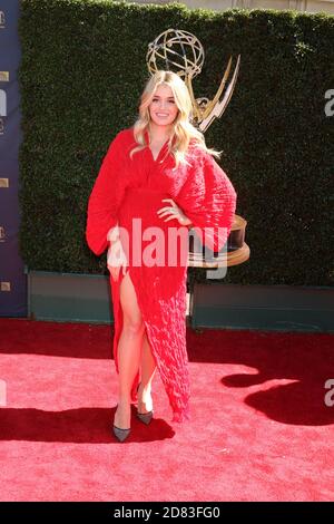 LOS ANGELES - 30 avril : Daphne Oz au 44e Prix Emmy de jour - arrivées à l'Auditorium civique de Pasadena le 30 avril 2017 à Pasadena, CA Banque D'Images