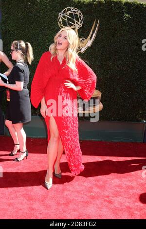 LOS ANGELES - 30 avril : Daphne Oz au 44e Prix Emmy de jour - arrivées à l'Auditorium civique de Pasadena le 30 avril 2017 à Pasadena, CA Banque D'Images