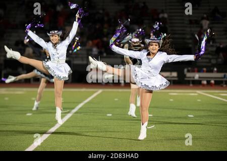 Round Rock TX USA, 23 2020 octobre : l'équipe de danse Royalty du lycée de Cedar Ridge se produit à la mi-temps d'un match de football entre Cedar Ridge et le lycée de Cedar Park Vista Ridge à Round Rock. Les deux écoles sont en banlieue d'Austin. Banque D'Images