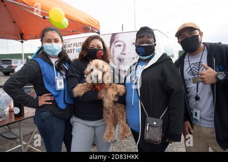 Les volontaires masqués des Clubs garçons et filles d'Austin (du l au r) Bianca Van Vierah, Asia Tucker avec Brownie, Gennell Shuler et Adrian Cavazos posent lors de la 15e édition annuelle de HopeFest, a été considéré comme la plus grande foire communautaire de ressources familiales d'Austin. L'événement de cette année, parrainé par Austin Voices, a attiré des centaines de familles et des dizaines de vendeurs dans un format de passage. Banque D'Images