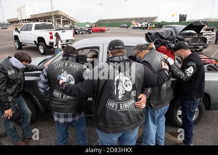 Les membres du club de moto Christian les moins des saints attendent de prier avec les familles en mode drive-in pendant le 15e HopeFest annuel, a été considéré comme la plus grande foire communautaire de ressources familiales d'Austin. L'événement de cette année, parrainé par Austin Voices, a attiré des centaines de familles et des dizaines de vendeurs dans un format de passage en voiture sûr. Banque D'Images