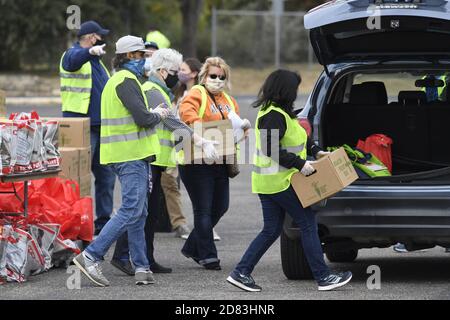 Les bénévoles chargent des boîtes de nourriture pour les clients au cours du 15e HopeFest annuel, considéré comme la plus grande foire communautaire de ressources familiales d'Austin. L'événement de cette année, parrainé par Austin Voices, a attiré des centaines de familles et des dizaines de vendeurs dans un format de passage. [BOB DAEMMRICH/POUR HOMME D'ÉTAT] Banque D'Images