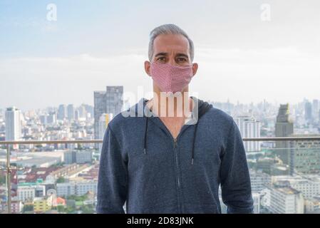 Portrait de l'homme perse portant le masque contre la vue de la ville Banque D'Images