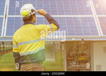 Jeunes ingénieurs qui sont experts en systèmes de production d'énergie solaire, source d'électricité alternative, concept de ressources durables. Banque D'Images