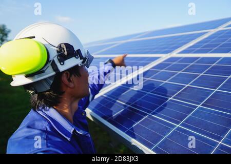 L'ingénierie vérifie la précision de l'installation du système de panneaux solaires, de la source d'électricité alternative, du concept de ressources durables. Banque D'Images