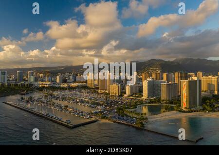 Une vue aérienne de Waikki dans la lumière de la fin de l'après-midi. Banque D'Images
