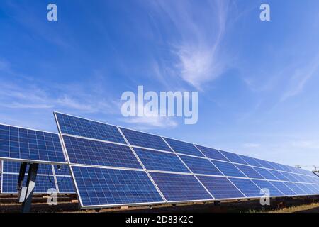 La vue de la ferme solaire (panneau solaire), source d'électricité alternative, c'est les systèmes de suivi solaire, idée de module photovoltaïque pour l'énergie propre pr Banque D'Images