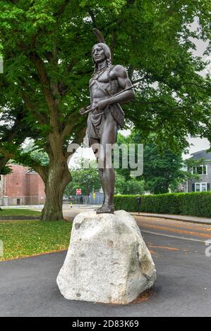 Plymouth, ma - 3 juillet 2020 : statue du Grand Sachem de la tribu Massasoit qui a sauvé les pèlerins puritains qui ont débarqué sur l'Amérique en 1620. Banque D'Images