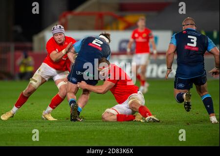 Limerick, Irlande. 26 octobre 2020. Kristian Dacey de Cardiff a été attaqué par Fineen Wycherley de Munster et Nick McCarthy de Munster lors du match de rugby Guinness PRO14 entre Munster Rugby et Cardiff Blues à Thomond Park à Limerick, Irlande, le 26 octobre 2020 (photo par Andrew SURMA/SIPA USA) Credit: SIPA USA/Alay Live News Banque D'Images