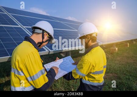 L'ingénierie vérifie la précision de l'installation du système de panneaux solaires, de la source d'électricité alternative, du concept de ressources durables. Banque D'Images