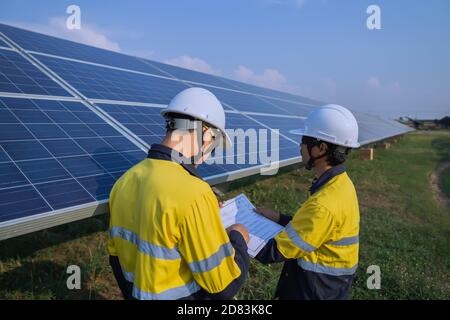 L'ingénierie vérifie la précision de l'installation du système de panneaux solaires, de la source d'électricité alternative, du concept de ressources durables. Banque D'Images