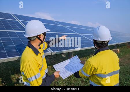 L'ingénierie vérifie la précision de l'installation du système de panneaux solaires, de la source d'électricité alternative, du concept de ressources durables. Banque D'Images