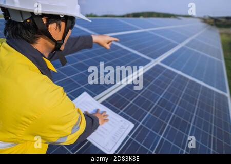 L'ingénierie vérifie la précision de l'installation du système de panneaux solaires, de la source d'électricité alternative, du concept de ressources durables. Banque D'Images