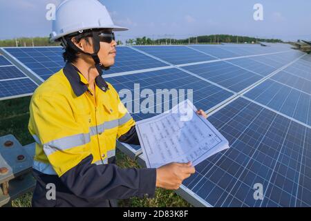 L'ingénierie vérifie la précision de l'installation du système de panneaux solaires, de la source d'électricité alternative, du concept de ressources durables. Banque D'Images