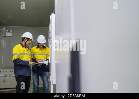 L'ingénierie vérifie la précision de l'installation du système de variateur qui convertit l'électricité du CC au CA pour l'installation solaire, électrique alternative Banque D'Images