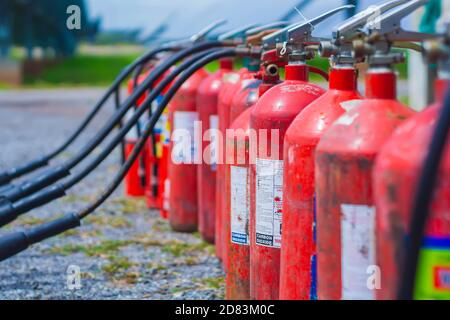 Les extincteurs à produits chimiques secs peuvent être utilisés pour les types d'incendie A, B et C, mais ne sont pas adaptés à une utilisation dans les salles de contrôle équipées d'un équipement électronique. Banque D'Images