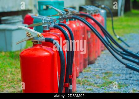 Les extincteurs à produits chimiques secs peuvent être utilisés pour les types d'incendie A, B et C, mais ne sont pas adaptés à une utilisation dans les salles de contrôle équipées d'un équipement électronique. Banque D'Images