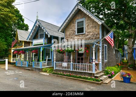 Martha's Vineyard, ma - 5 juillet 2020: Carpenter Gothic Cottages avec style victorien, garniture en pain d'épice dans Oak Bluffs sur Martha's Vineyard, Massachuse Banque D'Images
