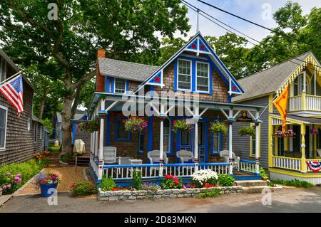 Martha's Vineyard, ma - 5 juillet 2020: Carpenter Gothic Cottages avec style victorien, garniture en pain d'épice dans Oak Bluffs sur Martha's Vineyard, Massachuse Banque D'Images
