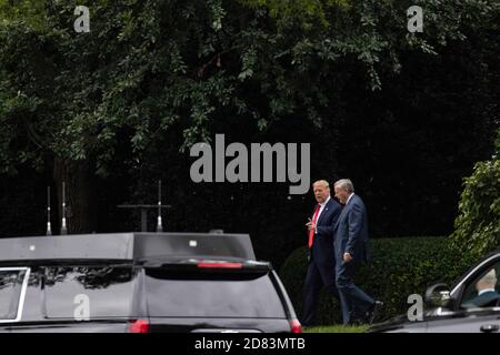 Le président AMÉRICAIN Donald Trump marche avec le chef de cabinet de la Maison-Blanche Mark Meadows alors qu'ils quittent la Maison-Blanche le 12 septembre 2020 à Washington, D.C., Trump assistera à une table ronde avec des partisans à l'hôtel international Trump de Washington, D.C. avant de prendre l'avion pour Las Vegas, Nevada ce soir. Crédit : Alex Edelman/l'accès photo Banque D'Images