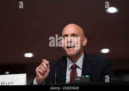 Stephen Hahn, M.D., commissaire des aliments et drogues de la Food and Drug Administration des États-Unis, témoigne lors d'une audience du Comité sénatorial américain de la santé, de l'éducation, du travail et des pensions pour examiner la COVID-19, en mettant l'accent sur une mise à jour sur la réponse fédérale au Capitole des États-Unis le 23 septembre 2020 à Washington, D.C. crédit : Alex Edelman/l'accès photo Banque D'Images