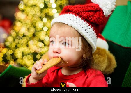 Magnifique bébé dans le costume de Noël. Gros plan sur le visage des enfants. Banque D'Images