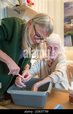 La mère de 92 ans souffre de démence et de cécité maculaire, elle a des ongles sales en raison de la cueillette de sa nourriture, n'est pas dans la douleur mais inquiet cela Banque D'Images