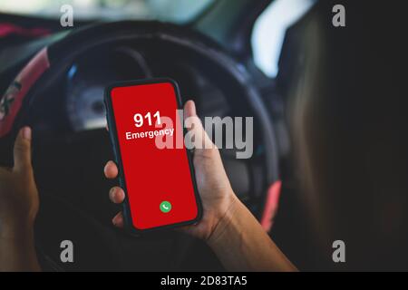 Téléphone portable avec numéro d'urgence 911 en voiture Banque D'Images