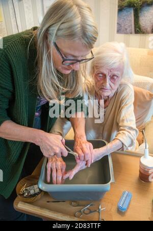 La mère de 92 ans souffre de démence et de cécité maculaire, elle a des ongles sales en raison de la cueillette de sa nourriture, n'est pas dans la douleur mais inquiet cela Banque D'Images