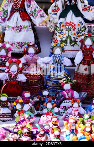 Poupées ethniques ukrainiennes artisanales. Poupée orientale traditionnelle. Banque D'Images