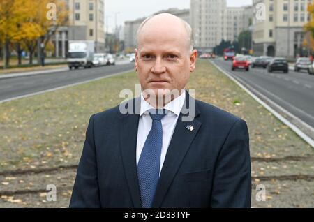 26 octobre 2020, Berlin: Gerry Woop (Die Linke), Secrétaire d'Etat de Berlin pour l'Europe, se dresse sur le tout nouveau Karl-Marx-Allee. La section avec de larges pistes cyclables, de meilleures possibilités de passage pour les piétons et une réserve centrale bientôt à greened a été remise aujourd'hui après 28 mois de travaux de construction. La reconstruction de la route principale entre Strausberger Platz et Otto-Braun-Straße a été effectuée en faveur de la circulation piétonnière et cycliste. Au lieu de places de stationnement, il y a une zone verte au milieu de Karl-Marx-Allee, par exemple. Photo: Jens Kalaene/dpa-Zentralbild/ZB Banque D'Images